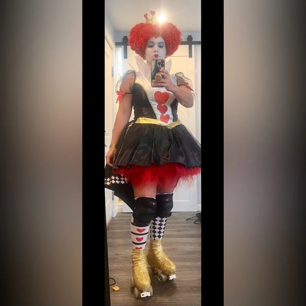 The Queen of Hearts/ The Red Queen Women’s Costume - Picture 9 of 14